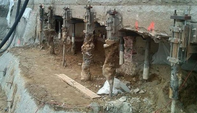 Gia cố nền móng là quá trình sử dụng các kỹ thuật và vật liệu để tăng cường khả năng chịu lực của nền đất, đảm bảo nền móng đủ mạnh để hỗ trợ toàn bộ tải trọng của công trình