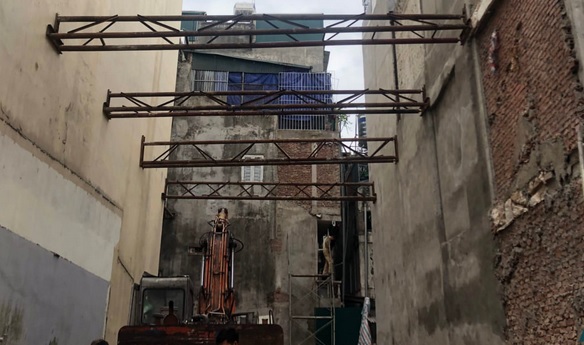 Những công trình liền kề phải được xây dựng trên nền móng sâu để đảm bảo độ vững chắc, kiên cố, nếu không có hệ thống chống văng sẽ rất dễ gây ảnh hưởng tới nền móng, nghiêng lún nhà bên cạnh thậm chí là đổ sập hoàn toàn