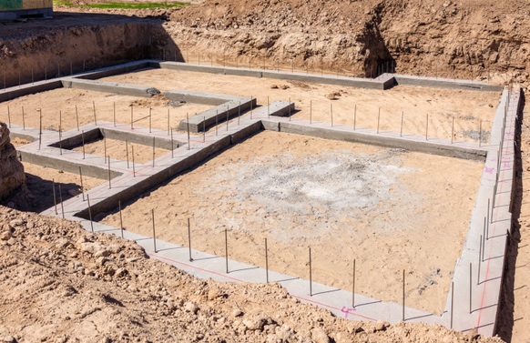 Thiết kế móng chống rung cho nhà ở là giải pháp kỹ thuật đặc biệt nhằm hạn chế truyền rung động từ nền đất lên kết cấu công trình, thường áp dụng cho các nhà xây gần đường giao thông lớn