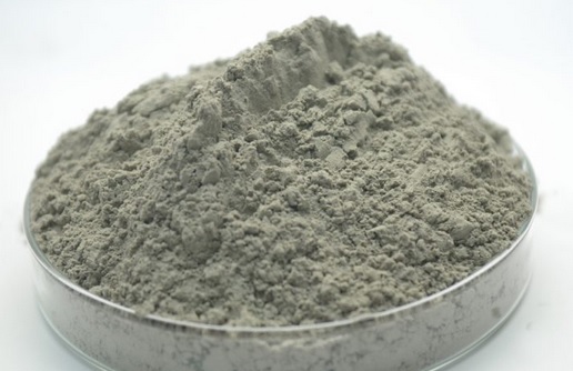 Xi măng xỉ được sản xuất bằng cách nghiền mịn hỗn hợp clinker xi măng poóc lăng, xỉ lò cao hạt hóa và thạch cao điều chỉnh thời gian đông kết.