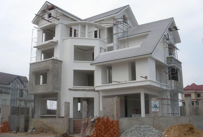 xu hướng xây nhà năm 2025 với trọng tâm tối ưu chi phí thi công nhờ nhà khung thép nhẹ và bê tông siêu nhẹ, phù hợp với yêu cầu chuyên môn ngành xi măng, vật liệu xây dựng