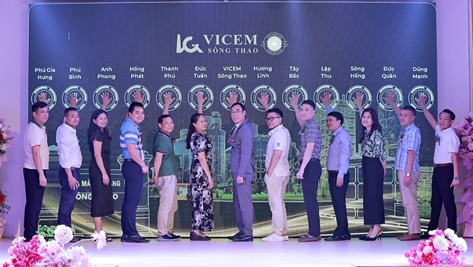 L&atilde;nh đạo C&ocirc;ng ty Cổ phần Xi măng VICEM S&ocirc;ng Thao c&ugrave;ng đại diện c&aacute;c nh&agrave; ph&acirc;n phối, đại l&yacute; bấm n&uacute;t ra mắt sản phẩm xi măng bao VICEM