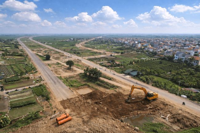 C&aacute;c dự &aacute;n cao tốc đồng loạt khởi c&ocirc;ng, ti&ecirc;u thụ xi măng v&agrave; th&eacute;p tăng trưởng mạnh.