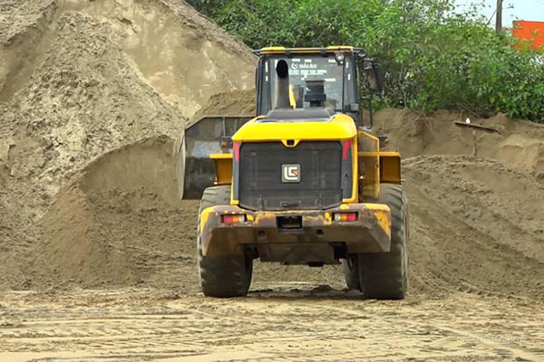 Giá cát xây dựng tại Hà Tĩnh tăng cao do nguồn cung khan hiếm, gây khó khăn cho nhà thầu và làm đình trệ nhiều công trình trong khu vực