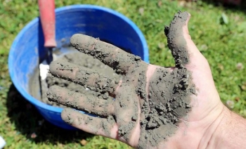 Cách sử dụng xi măng an toàn không bị ăn tay